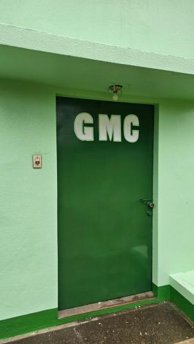 第波罗Green Mellow Court的建筑物一侧带有gmc标志的绿色门