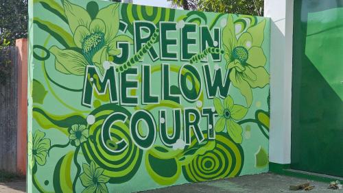 第波罗Green Mellow Court的墙上有绿色花卉球场的标志