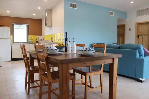 Willunga威朗加葡萄与橄榄旅馆的厨房以及带木桌和椅子的用餐室。