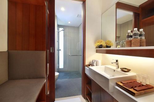 勒吉安The Magani Hotel and Spa的一间带水槽和镜子的浴室