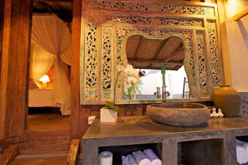 艾湄湾甘榜别墅的一间带水槽和镜子的浴室
