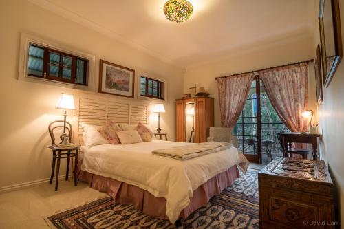 布里斯班格罗夫庄园酒店的一间卧室设有一张大床和一个窗户。