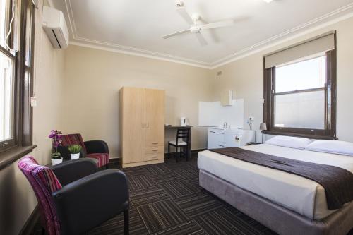布莱克敦藤伽比酒店的配有一张床和一张书桌的酒店客房