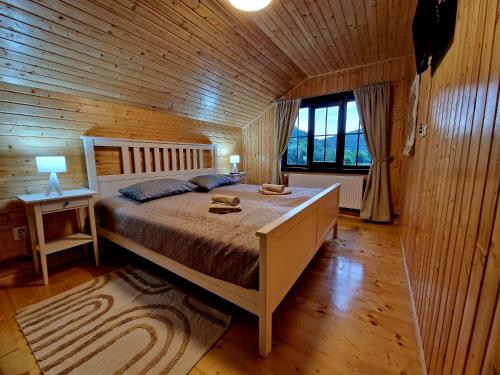 达内什Casa Emmara Sighisoara的小木屋内一间卧室,配有一张床