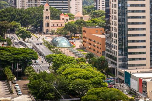 圣保罗美利亚伊比拉普埃拉酒店的城市街道的空中景观和建筑