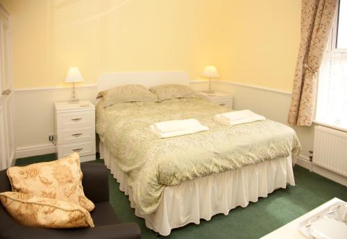 法利Binton Guest House的一间卧室配有一张床,上面有两条毛巾