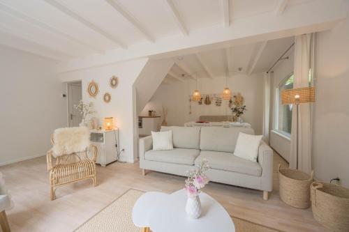 斯霍尔Sous les Dunes的客厅配有白色的沙发和桌子