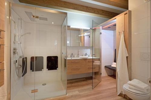 布利克森塔勒Resort Tirol Brixen am Sonnenplateau的带淋浴、卫生间和盥洗盆的浴室