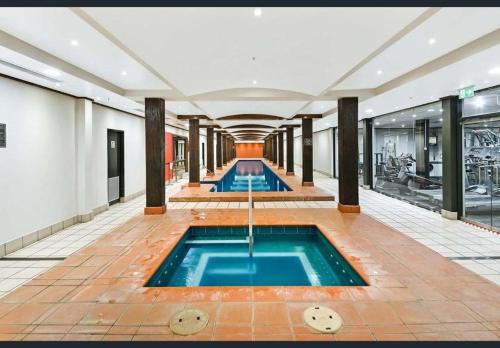 悉尼Goldsbrough Business Boutique的一座带游泳池的建筑中央的游泳池