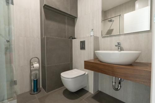 贝尔格莱德Kondina Suites的浴室配有白色卫生间和盥洗盆。