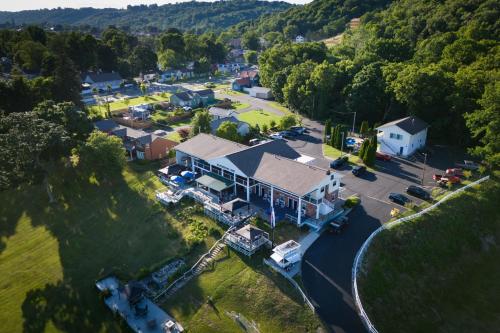 麦迪逊Riverboat Inn & Suites的享有带庭院的房屋的空中景致