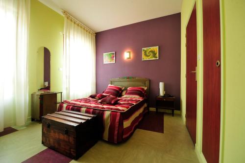 巴勒迪克贝尔特兰德酒店的一间卧室配有红色枕头的床