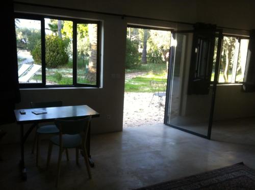 拉西约塔Du Coté de Chez Soi的配有桌椅和滑动玻璃门的房间