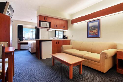 Rincon林孔套房酒店 的带沙发的客厅和厨房