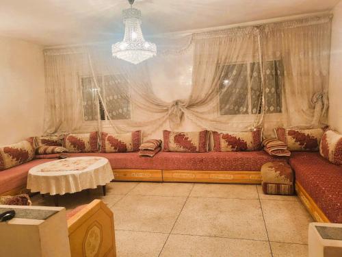 卡萨布兰卡Casablanca - City的客厅配有沙发和桌子