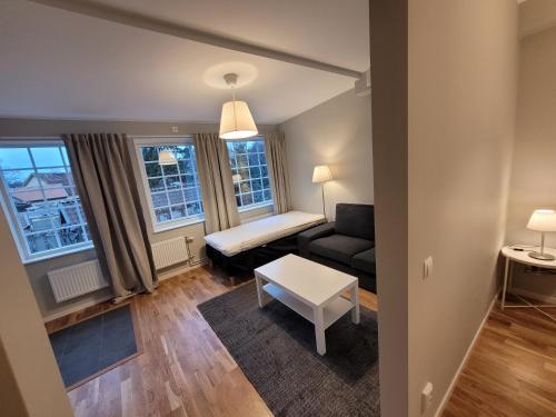 斯德哥尔摩Home Inn Gamtyr326的客厅配有沙发和桌子