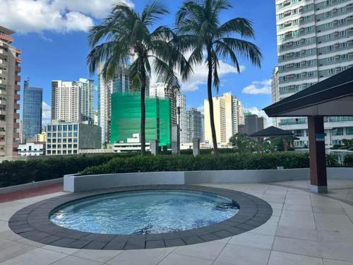马尼拉GM Staycation的一座城市棕榈树游泳池