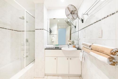 达尔文Oceanview Tropical - A Top End Poolside Oasis的白色的浴室设有水槽和淋浴。