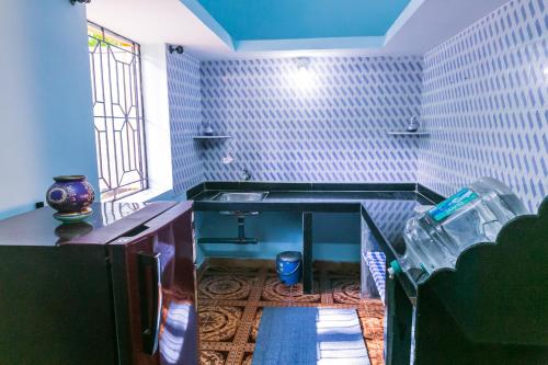 莫尔吉姆Orange Villa的浴室配有水槽和蓝色瓷砖墙壁。