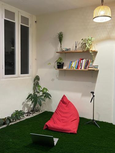 WenditDhome by Riana的坐在房间里草地上的红色枕头