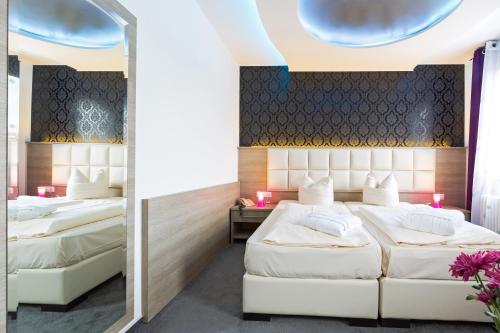 巴伐利亚慕尼黑高级酒店客房内的一张或多张床位