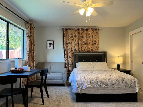 萨克拉门托Cozy Suite with On Site Parking Close to Downtown and UC Davis Medical Center的一间卧室配有一张床、一把椅子和一张桌子