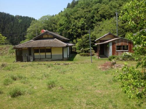 Ayabe里山时尚旅舍的两所小房子,在草地上