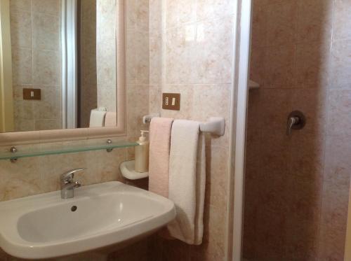 巴勒莫凯沃尔酒店的一间带水槽和镜子的浴室