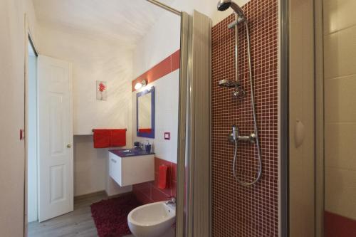 伦德L'Attico的带淋浴、盥洗盆和卫生间的浴室