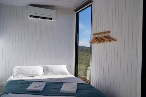 亚拉腊Montara Views 5的一间卧室设有一张床和一个大窗户