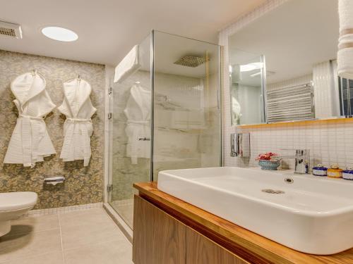 伊斯坦布尔塔克西姆逢时酒店 的浴室配有白色水槽和淋浴。