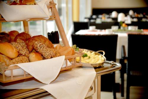 科斯费尔德斯特哈奴斯啤酒屋酒店的桌上的面包和糕点盘
