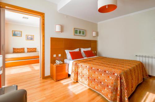 曼泰加什伯尔尼酒店的酒店客房,配有床和沙发