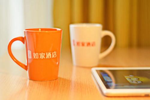 南汇如家快捷酒店上海泥城临港装备产业区店的两个咖啡杯坐在桌子旁