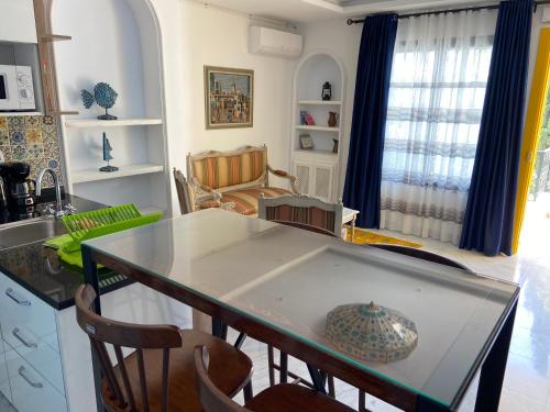 拉马萨Marsa - Sidi Bousaid Lovely Authentic Apartment的厨房配有柜台和桌椅