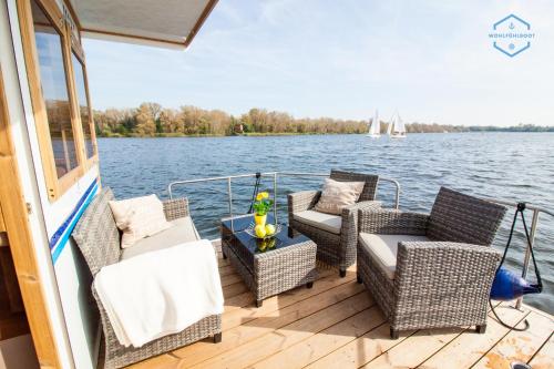 WOHLFÜHLBOOT Hausboot - Festlieger im Hafen Bad Saarow - WC an Bord, Dusche an Land