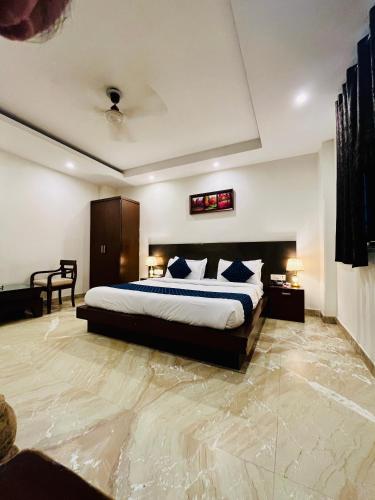 新德里Hotel The Paradise In - Near Karol Bagh Metro Station的一间卧室,卧室内配有一张大床