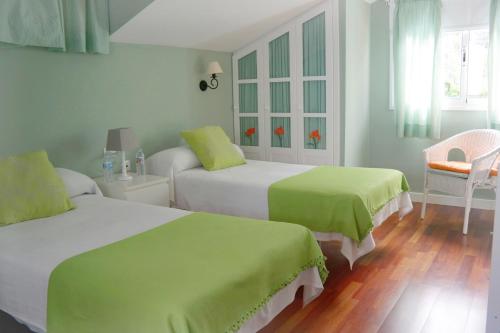 San Juan de la RamblaHoliday Home El Mar的一间卧室配有两张带绿床单的床
