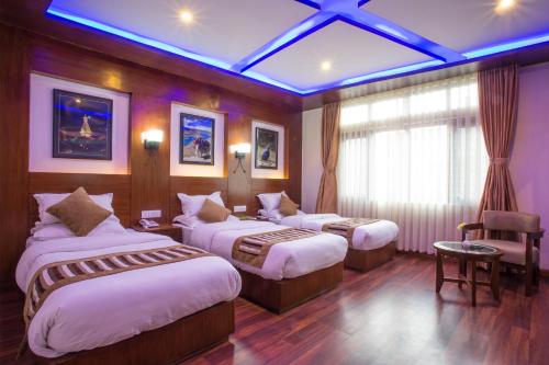 加德满都阿雅塔拉加德满都酒店的酒店客房设有两张床和窗户。