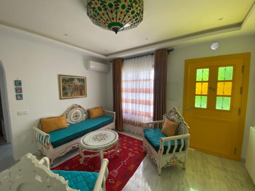 拉马萨Marsa-Sidi Bousaid Cosy Authentic Apartment的客厅配有沙发和桌子