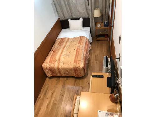 东京Business Hotel Crescent - Vacation STAY 49082v的小房间,配有床和盒子