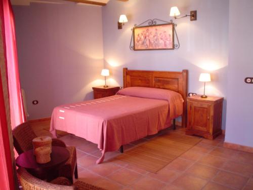 赫亚德亚尔瓦拉辛Apartamentos Turísticos Pepe的一间卧室配有一张床和两个带灯的床头柜