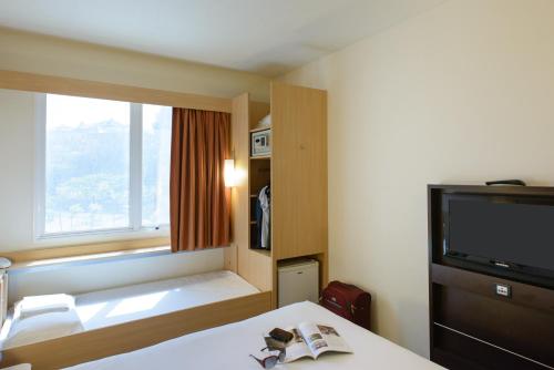 萨尔瓦多萨尔瓦多红河宜必思酒店的酒店客房,配有床和电视