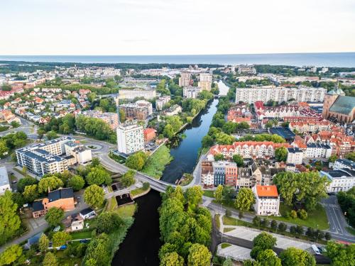 科沃布热格Młyńska 10 by Apartamenty Nad Parsętą的城市的空中河景