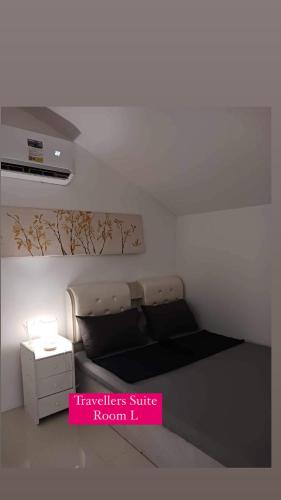 PusokTravellers Suite Room L的带沙发和床头柜的客厅