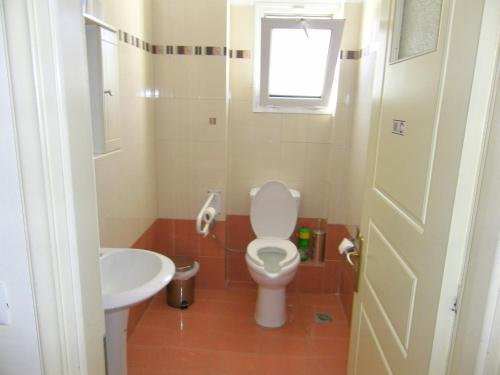阿基奥斯基利考斯菲利皮酒店的一间带卫生间和水槽的浴室