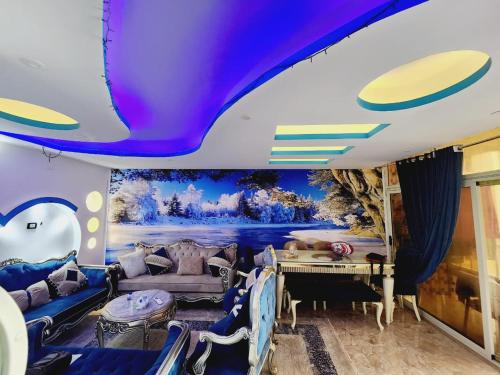 亚历山大شقة فندقية مكيفة ميامي ع البحر مباشرةً的一间设有天花板和鲸鱼绘画的房间