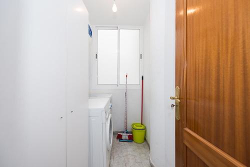 维辛达里奥罗斯蓝诺1-L1公寓的一间带水槽和窗户的浴室