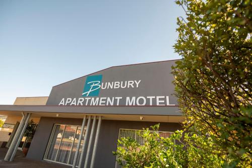 班伯里Bunbury Motel and Apartments的一座带 ⁇ 伯里公寓标志的建筑