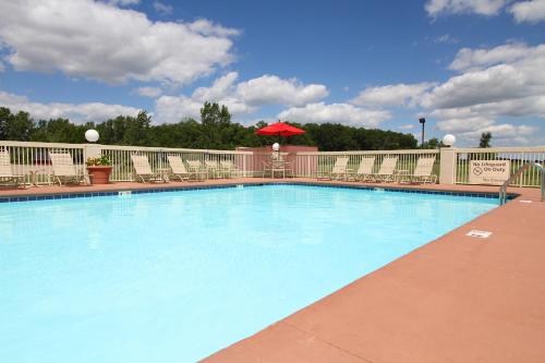 俄亥俄南桑达斯基卡尔森乡村旅馆内部或周边的泳池